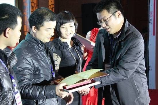 国内营销中心总经理陈加燕为设计师颁奖